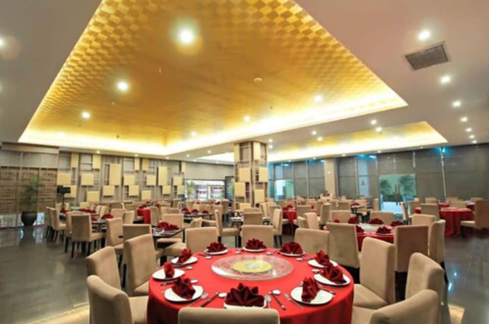 Platinum Hotel & Convention Hall Balikpapan Екстериор снимка