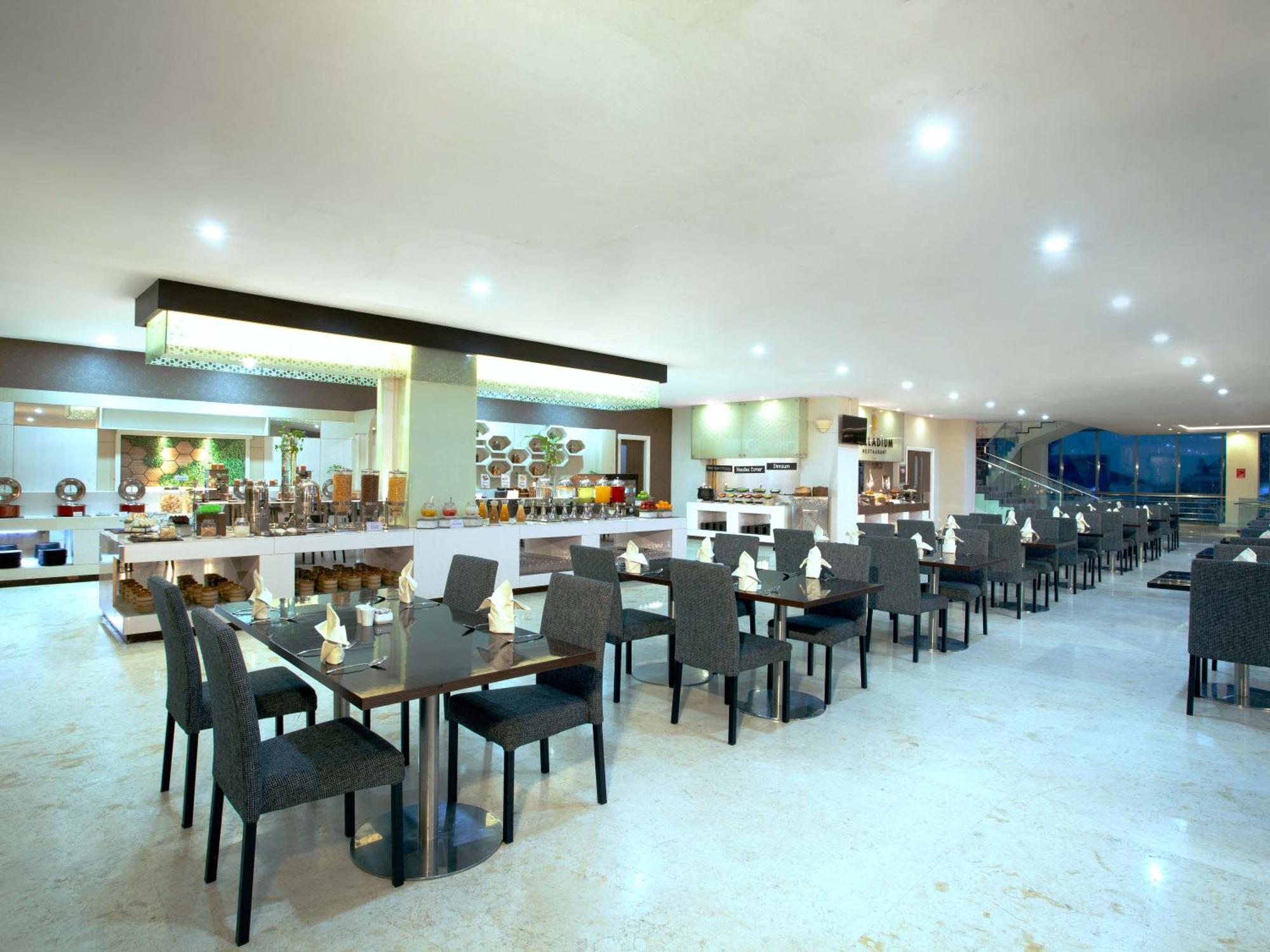 Platinum Hotel & Convention Hall Balikpapan Екстериор снимка